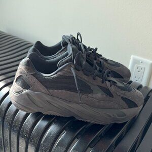adidas Yeezy Boost 700 V2